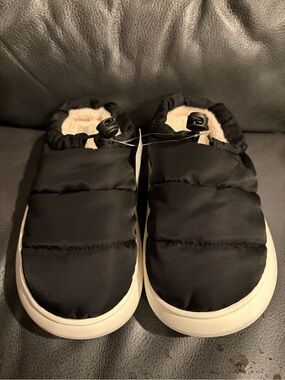 Cozy Women’s Black Puffer Slip-On Slippers